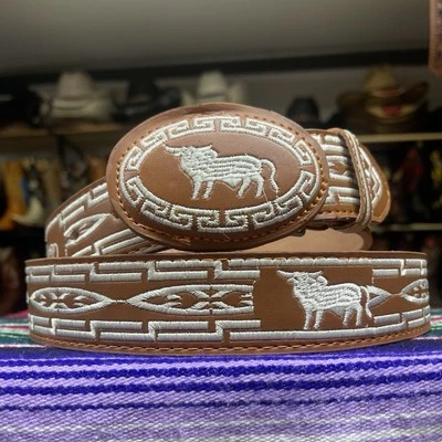 Cinturón vaquero bordado Bull. Cinturón Western de cuero marrón. Cinto Bordado De Piel. Foto 1 de 4