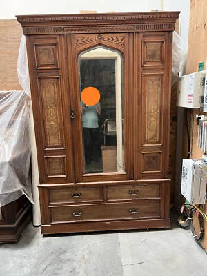 Armario antiguo de la época victoriana Foto 1 de 2