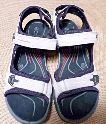 Sandalia de senderismo todo terreno Ecco Yucatán para mujer de cuero beige y tostado talla EE. UU. 8,5  Foto 1 de 4