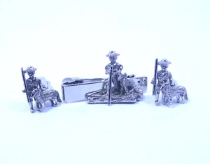 Juego de gemelos con clip de corbata SARAH COVENTRY tono plateado HUCKLEBERRY FINN TOM SAWYER - Imagen 1 de 6