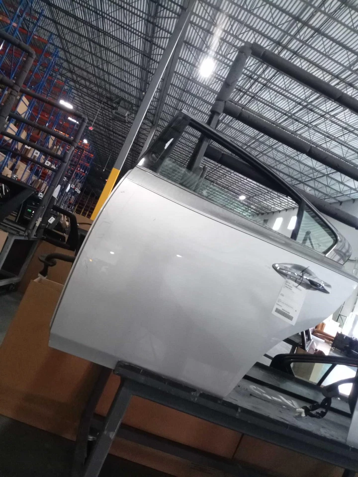 Nissan Máxima 2014 puerta trasera izquierda plateada 551703 usado 93 k millas Foto 1 de 2