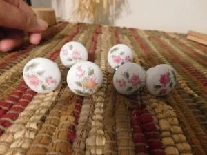 JUEGO DE 6 PERILLAS CON FLORES BLANCAS, ASAS. 1" ANCHO, 3/4" DESTACADO. - Imagen 1 de 5