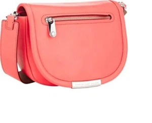 Nuevo con etiquetas Marc by Marc Jacobs Luna In Rose Bush. Bandolera de cuero de coral precio de venta sugerido por el fabricante 348 USD - Imagen 1 de 6