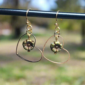 Anastasia - Gold heart hoop flower handmade earrings - Picture 1 of 5