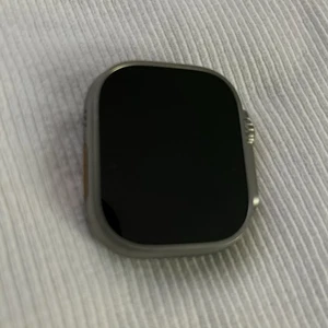 Apple Watch Ultra Series 2 (A2986 49 mm titane en l'état pour pièces uniquement - Photo 1 sur 4