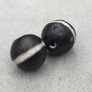 Beautiful Lot of 2 Himalayan Tibetan 1 Line Suliemani Agate Beads Amulet - Picture 1 of 18