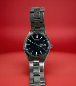 Reloj Seiko Hombre 37mm Esfera Negra Acero Inoxidable Día Fecha Redondo 7N43-9070 No Prueba - Imagen 1 de 14