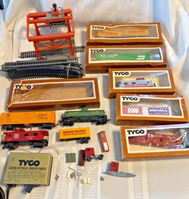 Lote de vías y accesorios de vagones de tren Tyco vintage en caja Foto 1 de 4