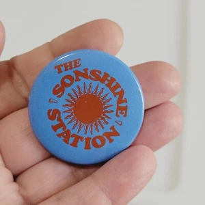 Vintage Pinback The Sonshine Station Pin Metal Button Round Blue Sun - Picture 1 of 5