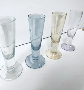 Set 4 bicchieri cordiali iridescenti vintage disegni in vetro inciso alti 5" - Foto 1 di 7