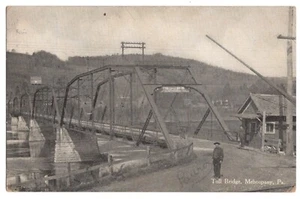 Puente de peaje y persona en Mehoopany PA 1910 - Imagen 1 de 1
