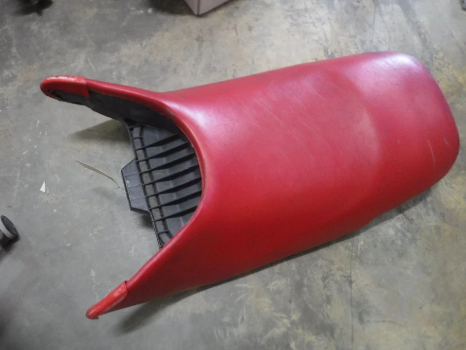 2004 & 2007 Honda Aquatrax F12x F12 banco dianteiro vermelho 77100-HW1-690 - Imagem 1 de 4