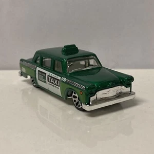 1960-1982 Checker Marathon Taxi Collectible 1/64 Scale Diecast Diorama Model - Picture 1 of 4