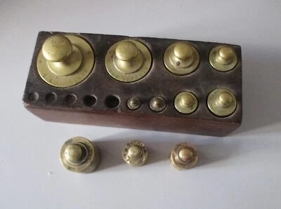 ANCIENNE BOITE de POIDS LAITON pour BALANCE ROBERVAL + 3 POIDS - Photo 1/4
