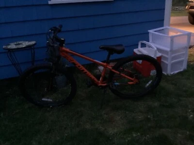 Schwinn Sidewinder 24 英寸自行车 - 橙色和黑色 - 二手但有效 — 第 1/4 张图片