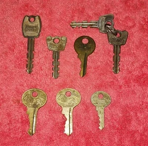 Vintage Mixed Lot of 8 MASTER LOCK KEYS - 1 BRASS - 3 LION LOGO - ALL UNCLEANED - Picture 1 of 3