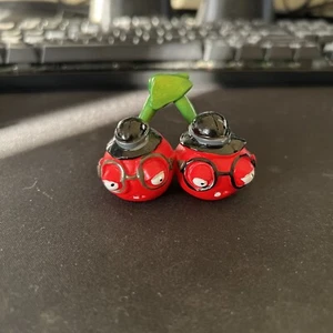 Plants vs Zombies Figur Jazwares Kirschen schwarz Derby Hüte Garten Warfare - Bild 1 von 5