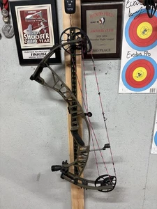 hoyt ventum 33 Compound Bow RH 60-70 Pounds 26-31” - Picture 1 of 16