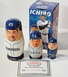 Muñecas de anidación rusas Ichiro Suzuki HOF 2005 Seattle Mariners caja certificado de autenticidad Babooshkah - Imagen 1 de 14