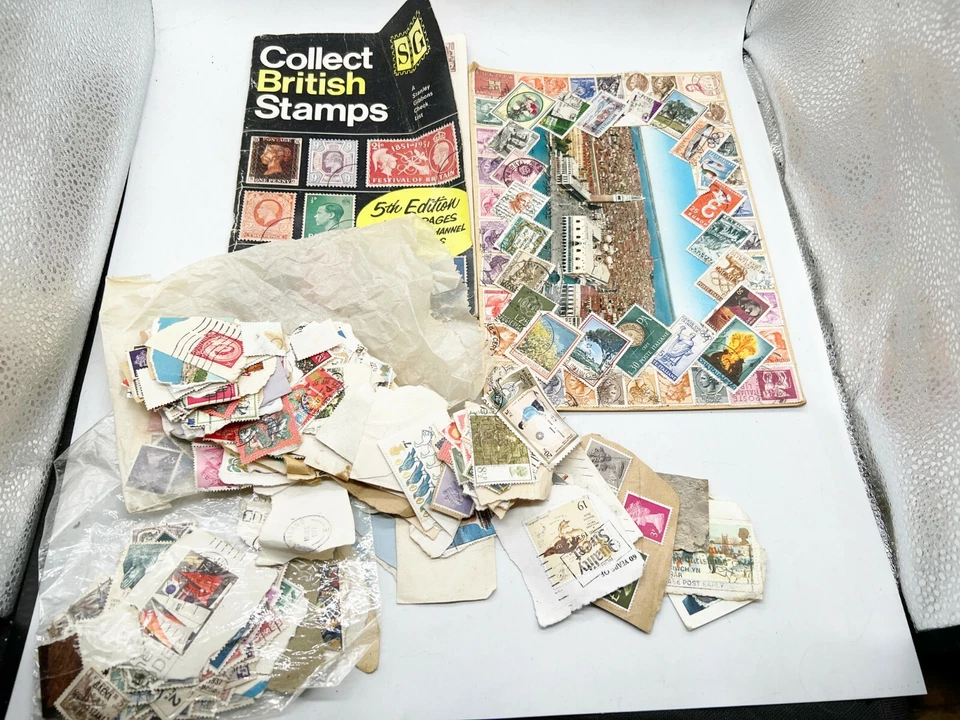 VINTAGE SMALL COLLECTION OF STAMPS - STAMP CAR AND A COLLECTING STAMPS BOOKLET - Image 1 of 4