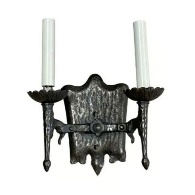 Arandela dupla 1920 Tudor Arts and Crafts ferro fundido enegrecido por Levolite - Imagem 1 de 4