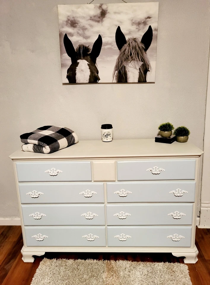 Cómoda vintage 1952 restaurada, blanca y azul suave Foto 1 de 4