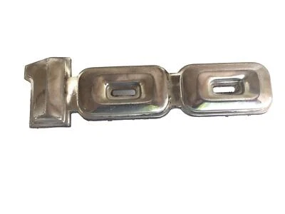 Dodge D100 Pickup "100" emblema guardabarros delantero 1972 1973 1974 1975 1976 3494195 Foto 1 de 4