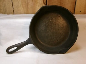 Vintage No.5 Cast Iron 8" Skillet Fry Pan ~ Unrestored - Picture 1 of 5