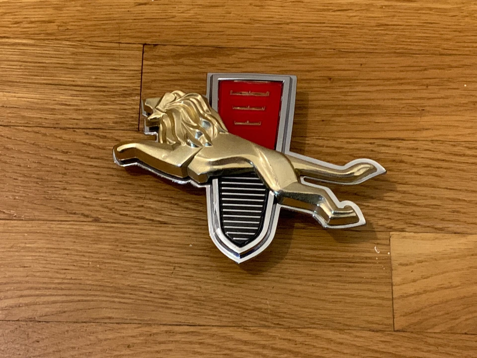 HERMOSO ADORNO EMBLEMA PARRILLA CHRYSLER NEW YORKER 1960 NOS Foto 1 de 4