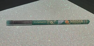 Mac X Stranger Things Brush 217SES ~ LIMITIERTE EDITION Brandneu/VERSIEGELT - Bild 1 von 9
