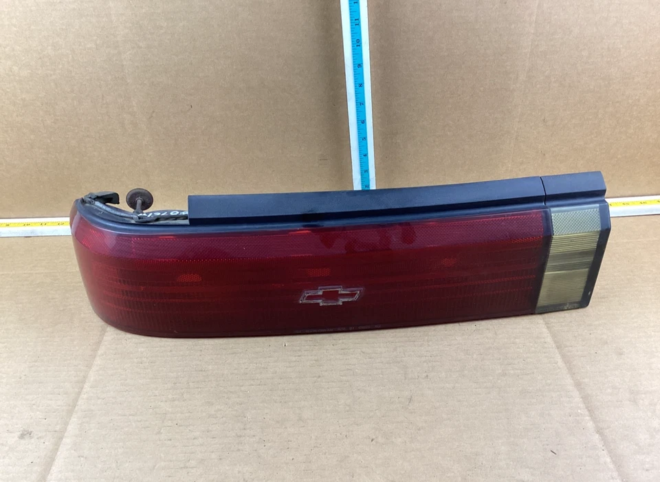 Conjunto de luz trasera izquierda del lado del conductor Chevrolet Corsica 1987-1990 16505851 Foto 1 de 4