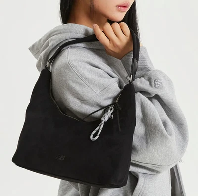 Bolso Hobo Deportivo New Balance Gamuza Mujeres Estilo de Vida Bolso Informal Negro NBGCFFW112 Foto 1 de 4