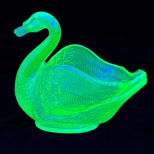 De Colección Fenton Uranio VERDE HIELO Carnaval Vidrio Cisne Iridiscente Figura Plato Brilla - Imagen 1 de 11