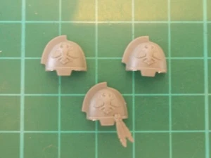 Warhammer 40K - 3 Raven Guard Gravis Shoulder pads - 40k bits - Picture 1 of 1