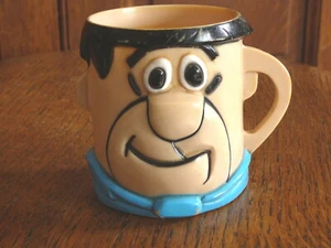 FRED FLINTSTONE - TAZZA TAZZA PLASTICA FIGURINA PREMIUM 1968 VINTAGE VITAMINE - 3,25" - Foto 1 di 6