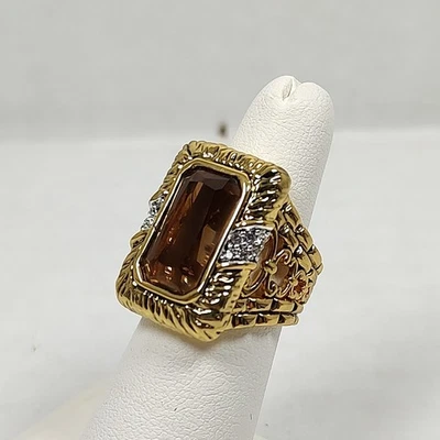 Anillo de cóctel de piedra de vidrio incoloro y corte esmeralda marrón metal tono dorado talla 6 Foto 1 de 4
