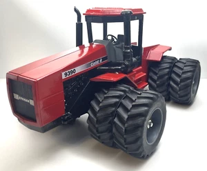 Modelos a escala - Estuche IH Collector 1997 425 hp - Tractor 9390 - Escala 1:16 + Caja - Imagen 1 de 9