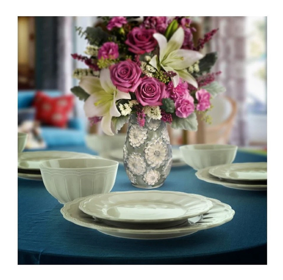 GIBSON ULTRA 12 PIECE SCALLOPED FINE CERAMIC DINNERWARE SET ~ MINT NEW - Image 1 of 1