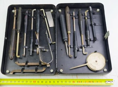 Boite ancienne métallique avec outils à identifier dont peson - Photo 1/4