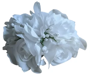 Pequeño ramo de mano de flores falsas blancas para novias - Nuevo estado - Envío gratuito al Reino Unido - Imagen 1 de 3
