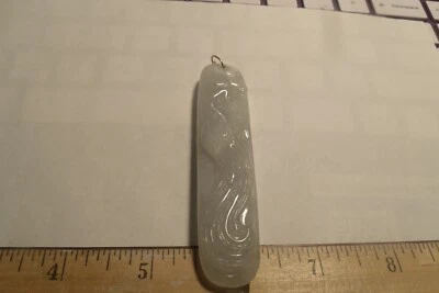 COLGANTE TALLADO EN JADEÍTA DE PAVO REAL, BLANCO CON FIANZA DE ALAMBRE DE ORO AMARILLO DE 14 kT Foto 1 de 3