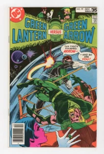Green Lantern 99 punching his buddy Green Arrow, HIGH GRADE newsstand - Picture 1 of 2