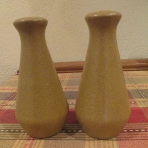 ENGLISH STONEWARE POTTERY SALT & PEPPER SHAKER SET CORK STOPPERS ENGLAND - Picture 1 of 4