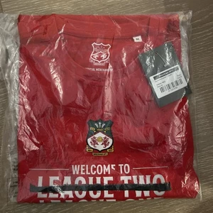 Wrexham AFC Welcome to the Championship Shirt NEU SEALED M HERREN - Bild 1 von 7