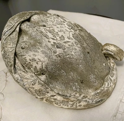 Коктейльная шляпа винтажная цвета слоновой кости серебряная парча посыпанная стразами очаровательная - Изображение 1 из 4