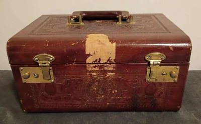 Estuche Cosmético Tren Vintage Artmex Trabajado a Mano México Madera Cuero Latón 2 Llaves Foto 1 de 4