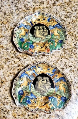 Par de jaboneras de porcelana United Wilson escena querubín con adornos dorados vintage Foto 1 de 4