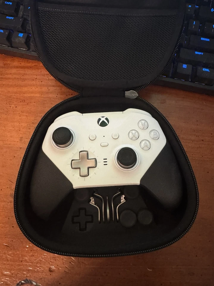Controle Xbox Elite Series 2 branco em bom estado com pás e estojo - Imagem 1 de 4