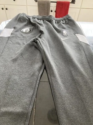 Pantalones de Showtime PARA HOMBRES Nike PLAYER ISSUE NBA BROOKLYN NETS QUICK SNAP XXL GRIS NUEVO CON ETIQUETAS Foto 1 de 4