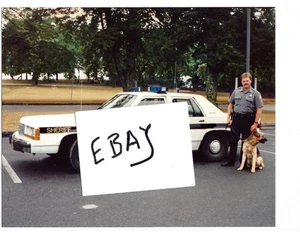 FOTO DE COCHE DE POLICÍA DEL SHERIFF K9 DEL CONDADO DE PLYMOUTH MASSACHUSETTS - OFICIAL Y K9 - Imagen 1 de 1